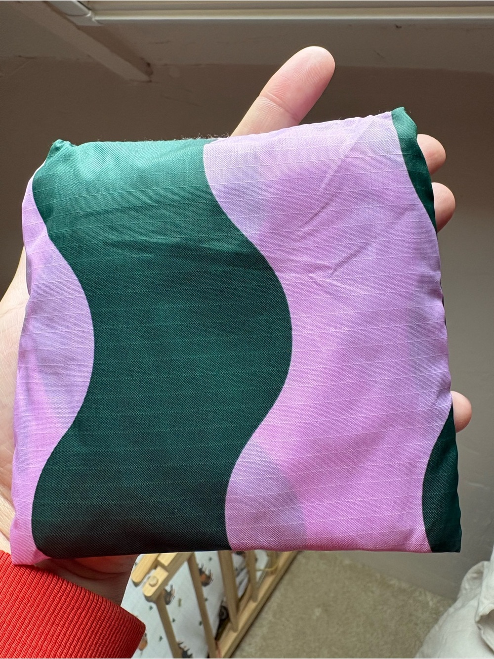 BAGGU Foldable Tote in Pink & Dark Green Wave Print - Picture 2 of 2